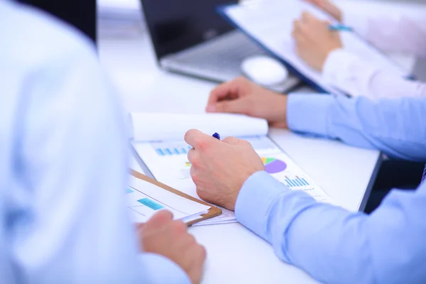 Gente de negocios sentada y escribiendo en la reunión de negocios, en la oficina — Foto de Stock