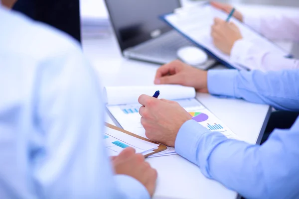 Uomini d'affari seduti e che scrivono alla riunione di lavoro, in ufficio — Foto Stock