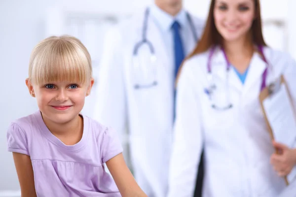 Médico femenino examinando a un niño con estetoscopio en cirugía — Foto de Stock