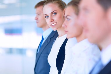Başarılı iş takım ayakta Office gülümseyen