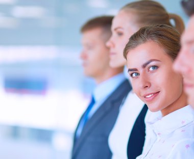 Başarılı iş takım ayakta Office gülümseyen