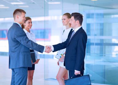 İki başarılı iş adamının el sıkışması.