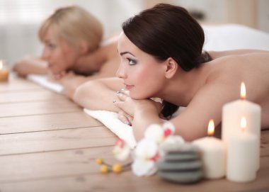 rahatlatıcı ve spa merkezinde zevk iki genç güzel kadın