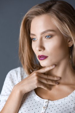 Güzel genç kadın portresi. Beyaz arka plan üzerinde izole