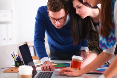 Yeni bir proje üzerinde çalışan genç iş adamları