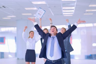 İş ekibi zaferi kollarını kaldırarak kutluyor.