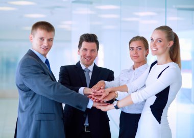 İş adamları kendi elleriyle birlikte bir daire içinde