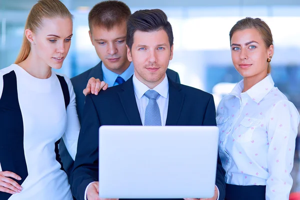 Sonriente equipo de negocios exitoso de pie en la oficina — Foto de Stock