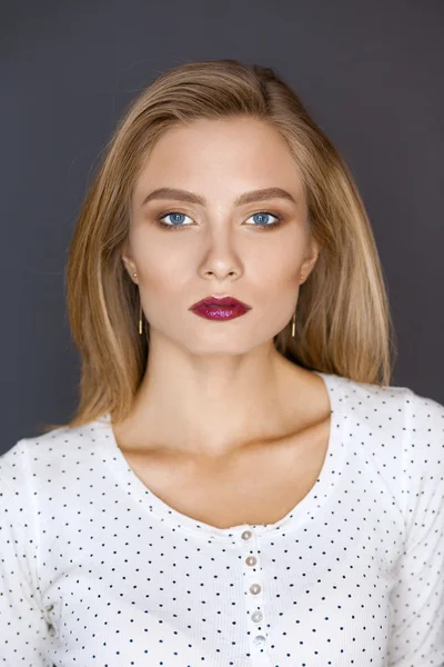 Retrato de una hermosa joven. Aislado sobre fondo blanco — Foto de Stock