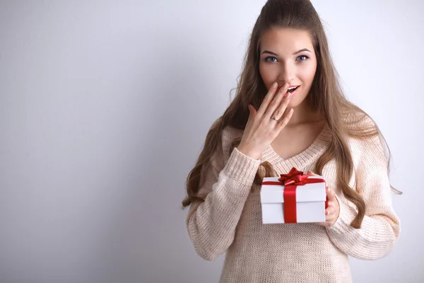 Jonge vrouw gelukkig glimlach houden de doos van de gift in handen — Stockfoto