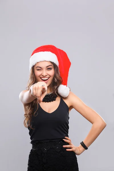 Mulher sorridente atraente em Santa Cap — Fotografia de Stock