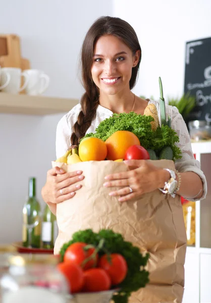 Junge Frau hält Einkaufstüte mit Gemüse — Stockfoto