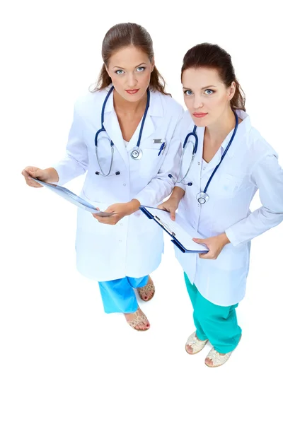 Két nővér nézi a röntgenképet, ahogy a kórházban állnak. — Stock Fotó