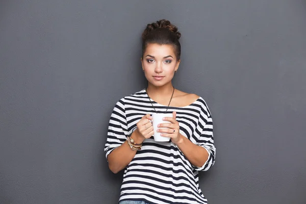 Portret młodej kobiety z filiżanką herbaty lub kawy — Zdjęcie stockowe