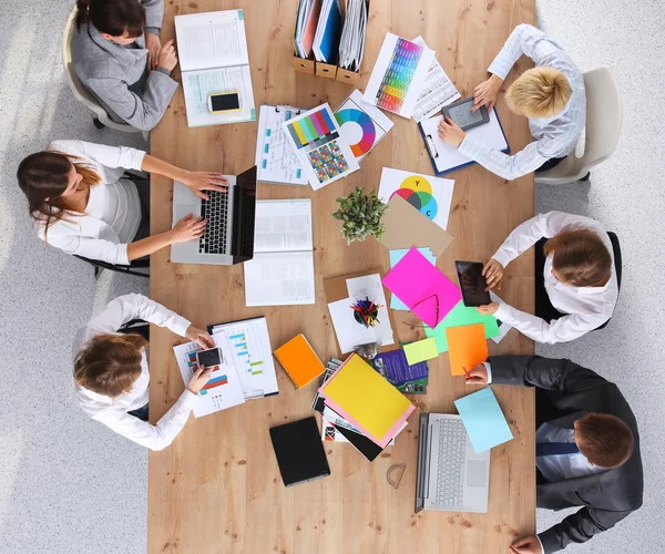 Geschäftsleute sitzen und diskutieren bei Geschäftstreffen, im Büro — Stockfoto