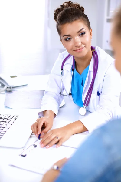 Ärztin sitzt am Schreibtisch und arbeitet im Krankenhaus an einem Laptop — Stockfoto