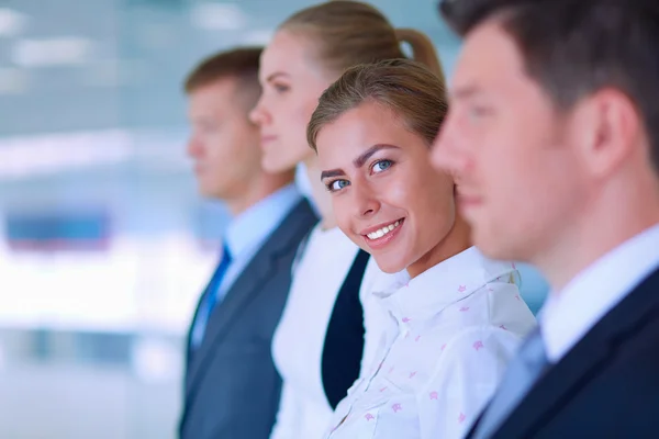 Sonriente equipo de negocios exitoso de pie en la oficina — Foto de Stock