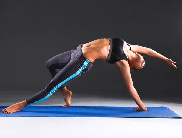 Porträt eines Sportmädchens beim Yoga-Stretching — Stockfoto