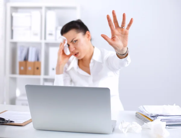 Femme d'affaires stressée assise au bureau — Photo