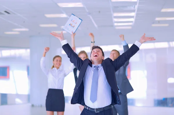 Business team viert een triomf met armen omhoog — Stockfoto
