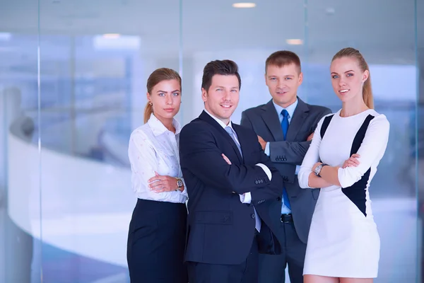 Sonriente equipo de negocios exitoso de pie en la oficina —  Fotos de Stock