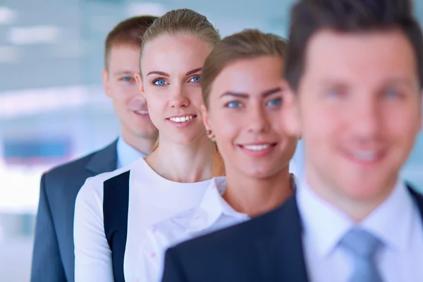 Usmíval se úspěšný obchodní tým stojí v úřadu — Stock fotografie