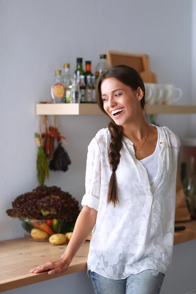 Jeune femme debout près du bureau dans la cuisine — Photo