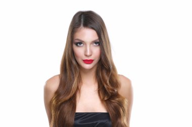 Güzel genç kadın portresi. Beyaz arka plan üzerinde izole