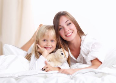 kadın ve genç kız yalan Oda gülümseyerek