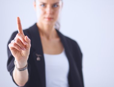 Kadın parmaklarıyla hayali bir ekrana dokunuyor.