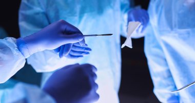 Takım cerrahı ameliyatta.