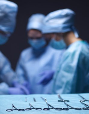 Ekip cerrahı ameliyathanede..