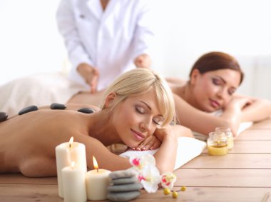 rahatlatıcı ve spa merkezinde zevk iki genç güzel kadın