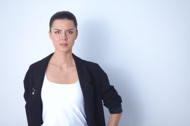 ayakta, gri arka plan üzerinde izole genç kadın