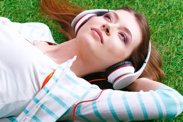 Mujer escuchando la música —  Fotos de Stock