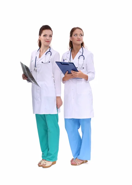 Dos enfermeras viendo la imagen de Rayos X, de pie en el hospital — Foto de Stock