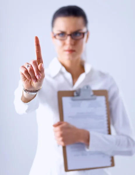 Donna che tocca uno schermo immaginario con il dito, tenendo una cartella isolata — Foto Stock