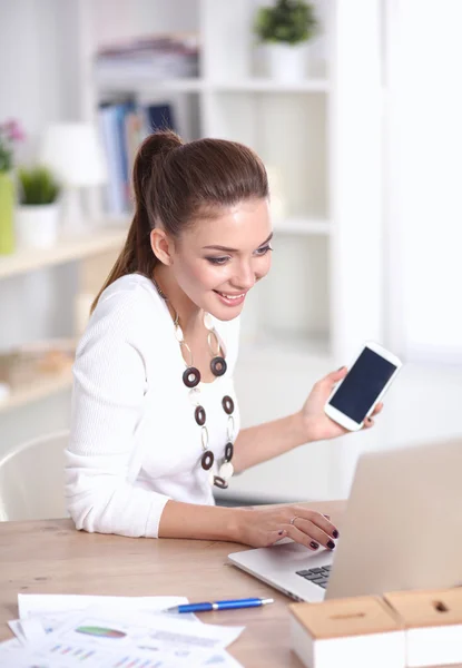 Ung affärskvinna sitter och pratar i telefon — Stockfoto