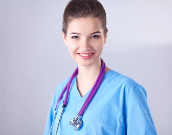 Retrato de una joven doctora de pie en el hospital —  Fotos de Stock