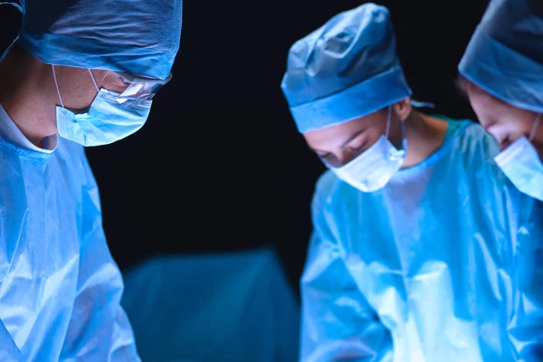 Cirurgião da equipa a trabalhar na operação. Hospital . — Fotografia de Stock