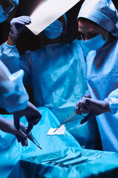 Takım cerrahı ameliyatta. — Stok fotoğraf