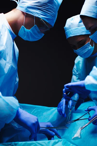 Team surgeon at work in operating — Stock Photo, Image