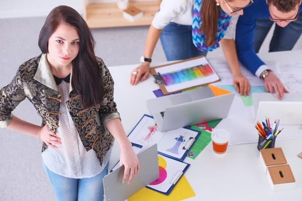 Jóvenes empresarios que trabajan en la oficina en un nuevo proyecto — Foto de Stock