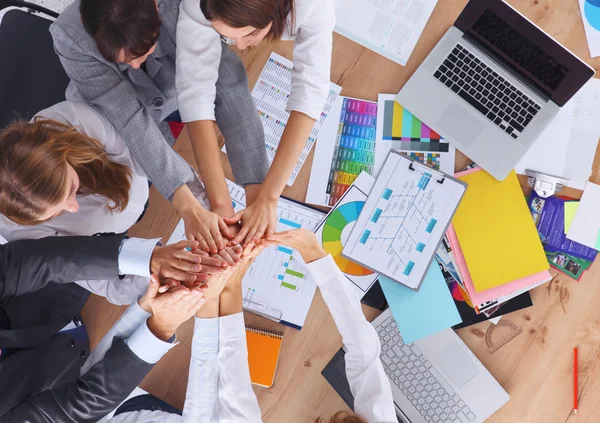 Equipo empresarial con las manos juntas - conceptos de trabajo en equipo —  Fotos de Stock