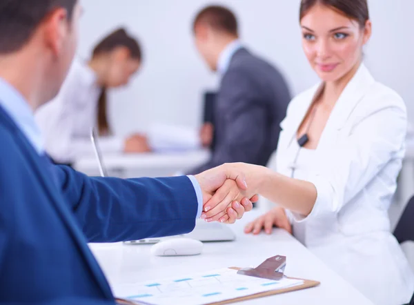 Zakenmensen schudden elkaar de hand, ronden een vergadering af — Stockfoto