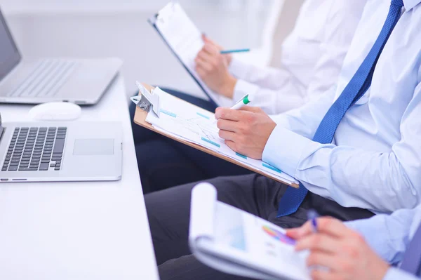 Zakenmensen die met een laptop in een kantoor werken — Stockfoto