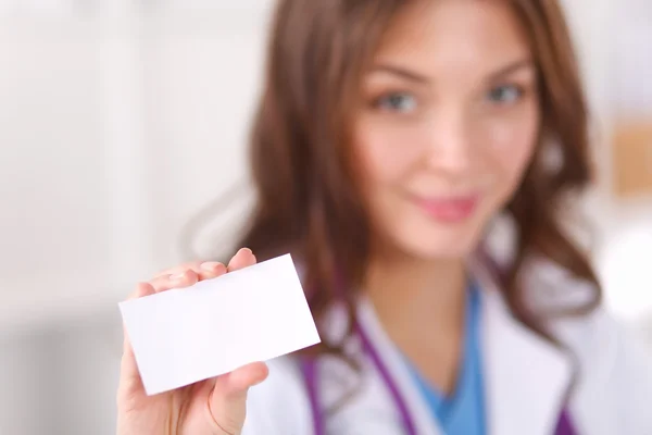 Ärztin mit leerer Karte, isoliert auf weißem Hintergrund — Stockfoto