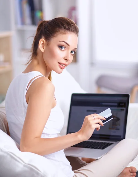 Mujer de compras en línea con tarjeta de crédito y computadora . — Foto de Stock