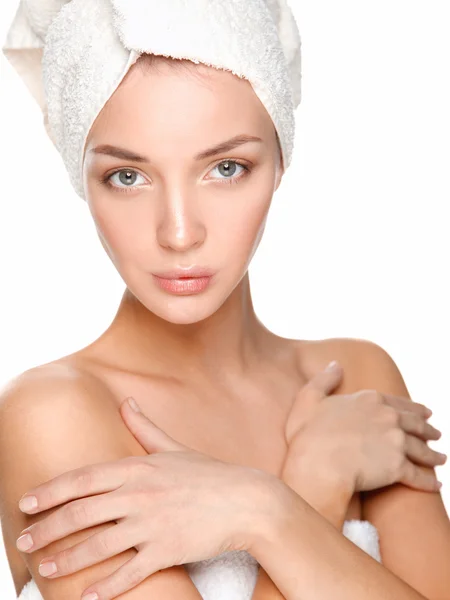 Красивая женщина с полотенцем на голове — стоковое фото