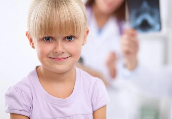 Médico femenino examinando a un niño con estetoscopio en cirugía Imagen de archivo